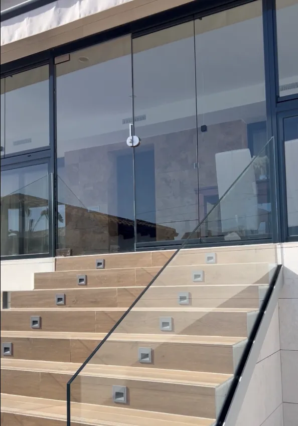 Barandilla de cristal Infinity en el acceso principal de una vivienda en Madrid