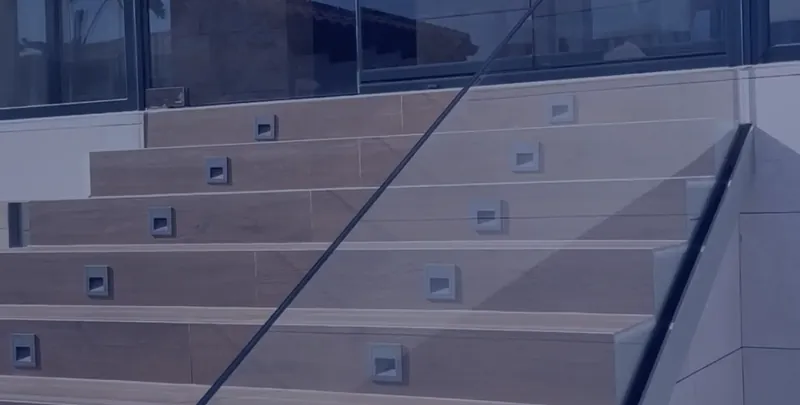 Detalle de una barandilla de cristal sin montantes a la vista