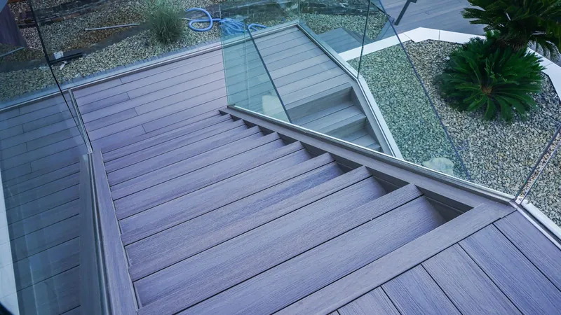Barandilla de cristal en la escalera exterior de un jardín en Las Rozas, Madrid