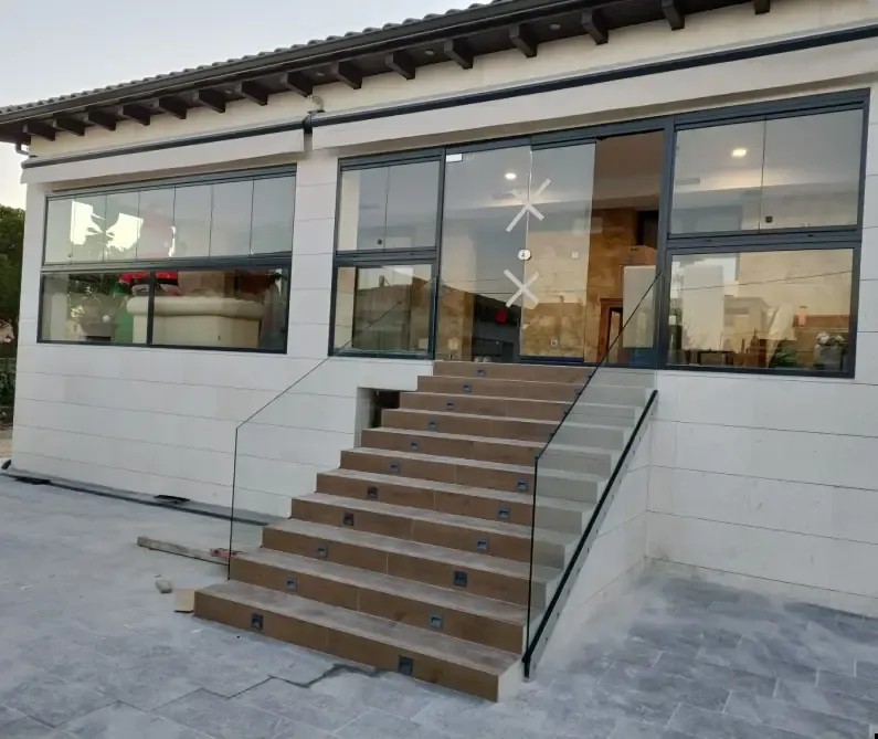 Barandilla de cristal en la escalera de acceso a una vivienda de Madrid