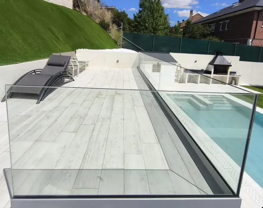 Barandilla de cristal Infinity junto a la piscina de un chalet en Madrid
