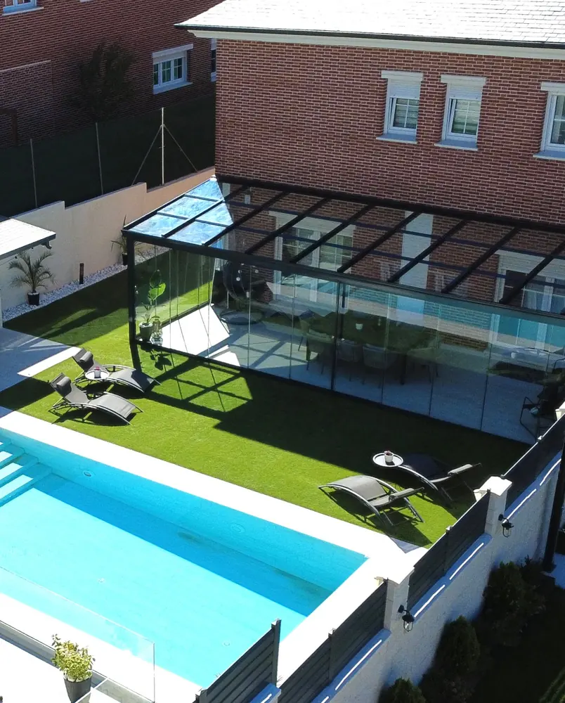Acristalamiento de 3 × 10 metros junto a la piscina de una vivienda en Madrid