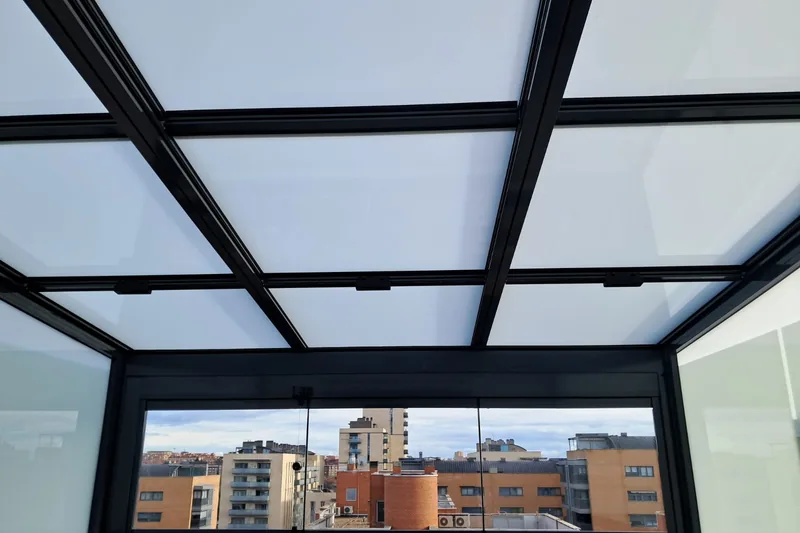 Techo de cristal fijo con estructura de aluminio y vistas a la ciudad