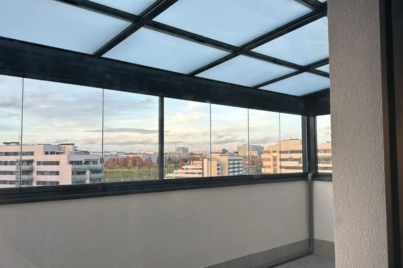 Techo de cristal fijo sobre terraza con vistas panorámicas a la ciudad