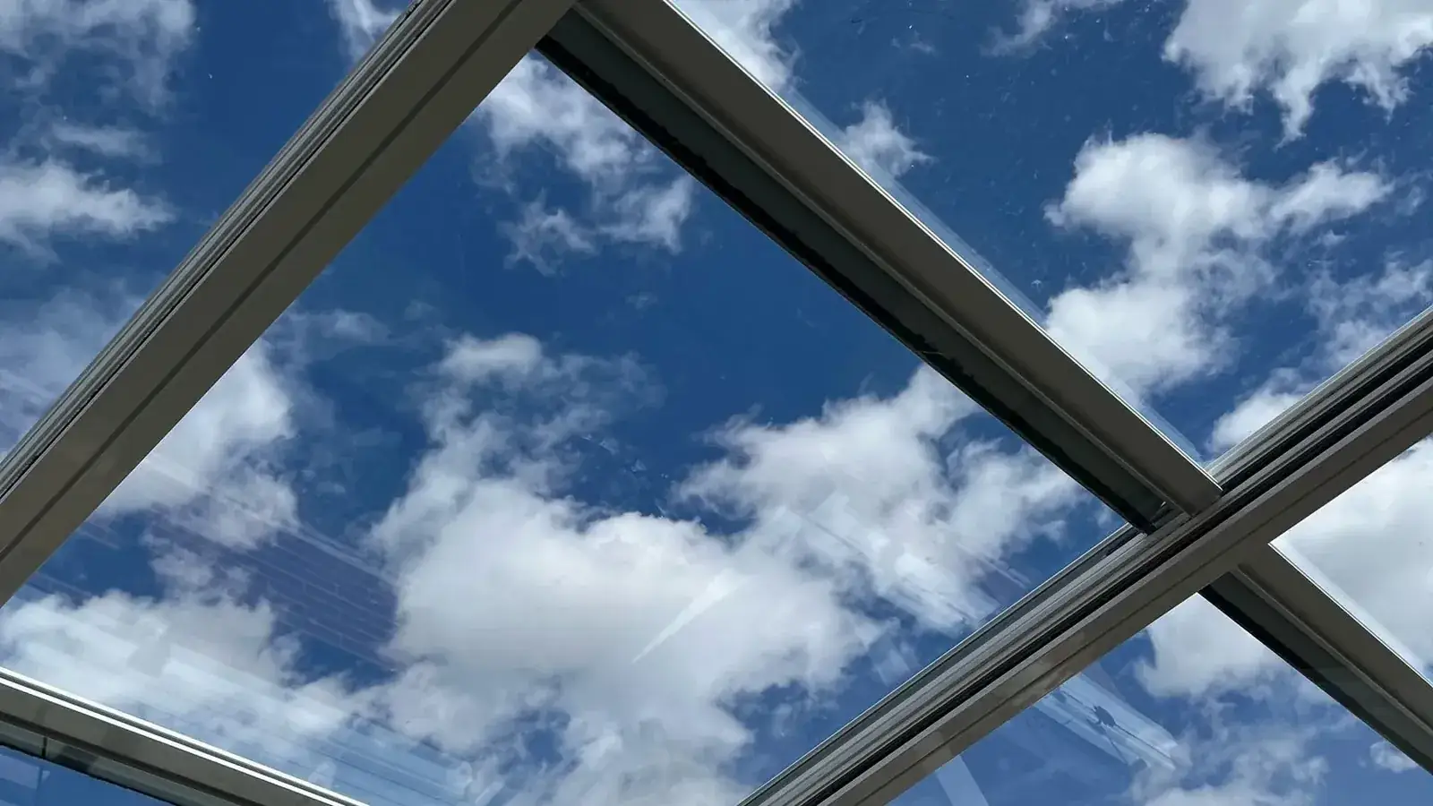 Cielo visto a través de las calles de un techo de cristal instalado en Madrid