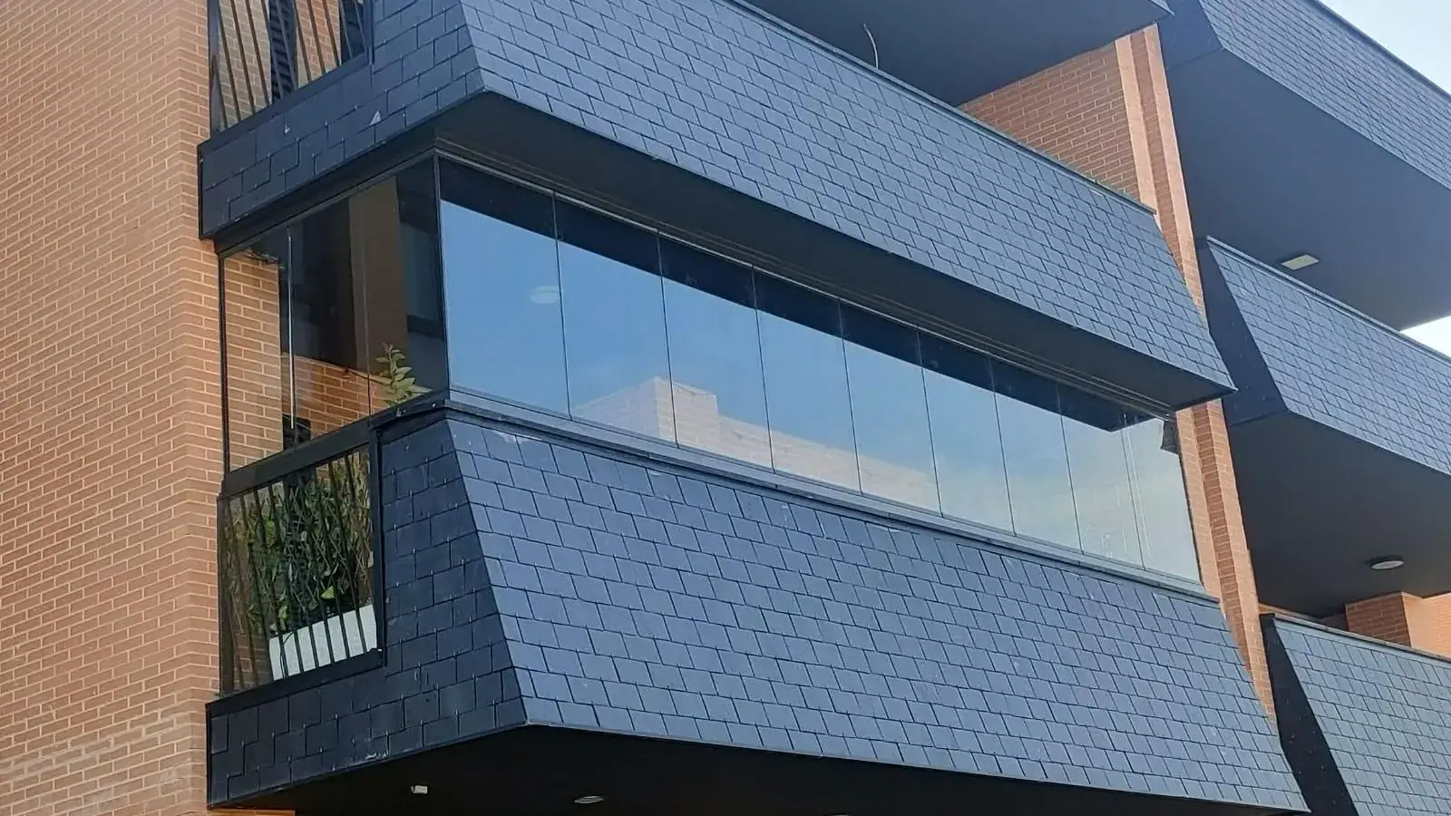 Taller de Mascristal en el sur de Madrid, con perfilería de aluminio preparada para fabricar
