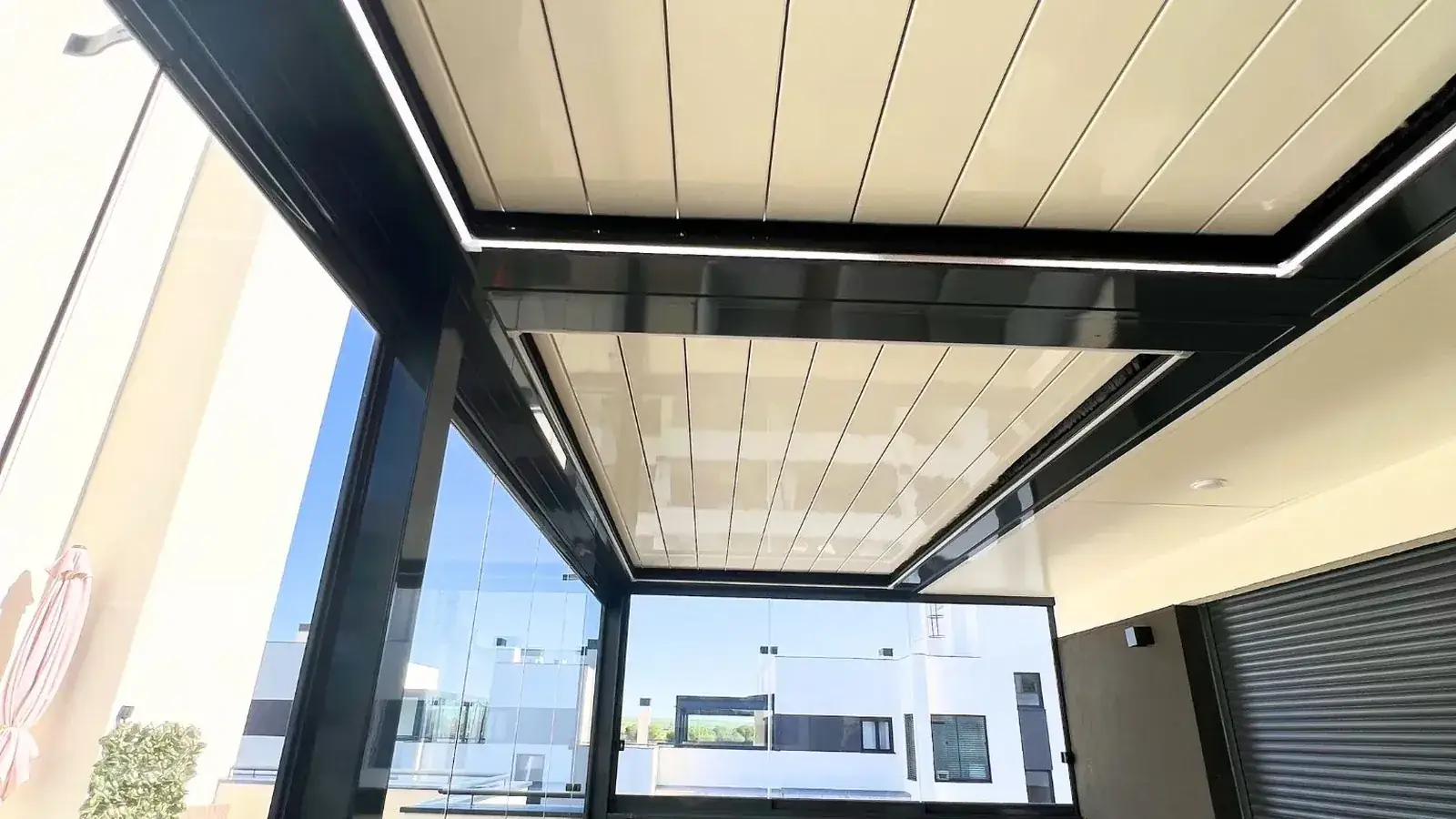 Pérgola bioclimática de lamas orientables sobre una terraza en Madrid