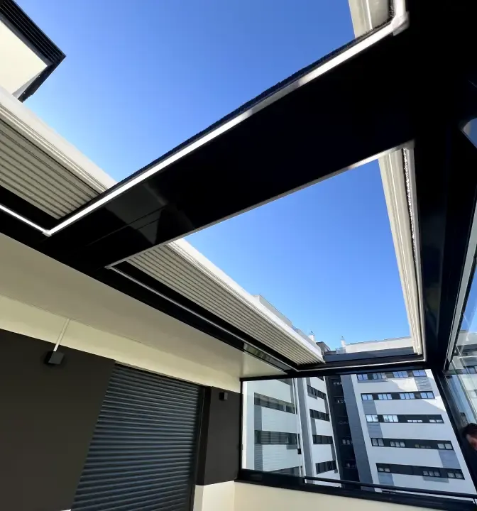 Pérgola bioclimática con las lamas abiertas vista desde abajo en una terraza de Madrid
