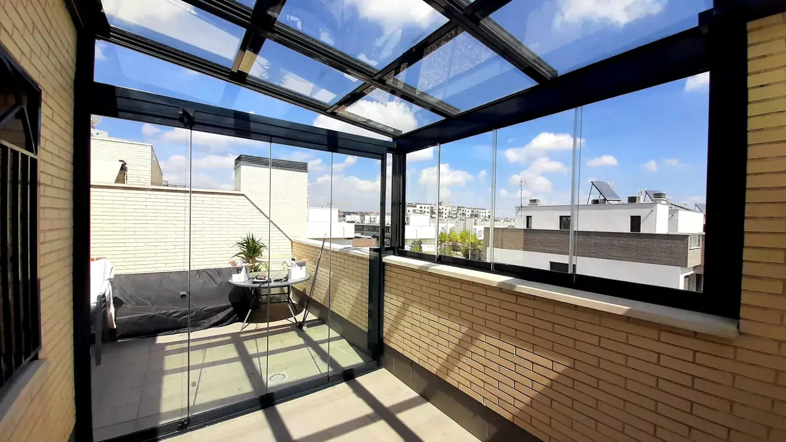 Techo de cristal sobre la terraza de un ático en Madrid
