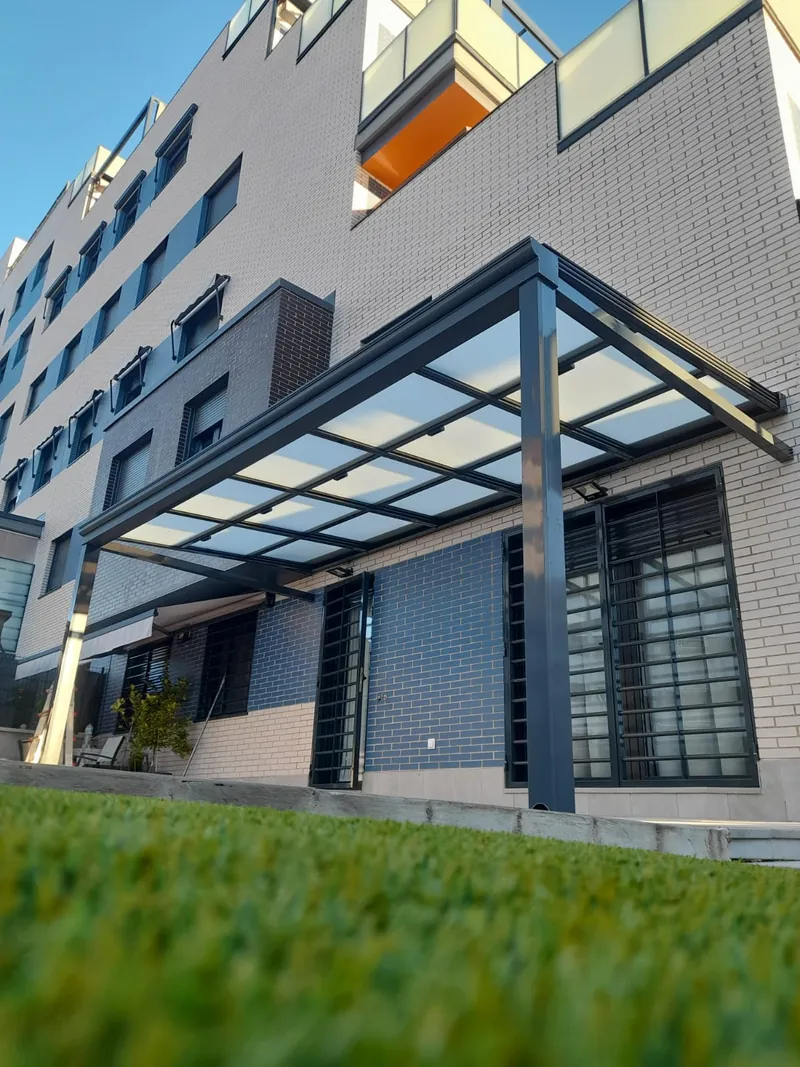 Techo de cristal adosado a la fachada de una vivienda en Madrid