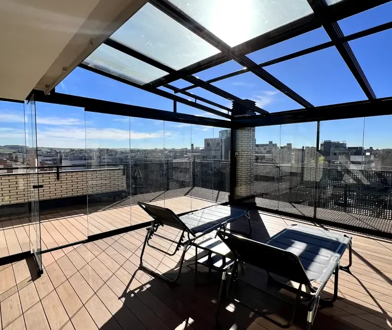 Techo de cristal fijo sobre la terraza de un ático en Madrid