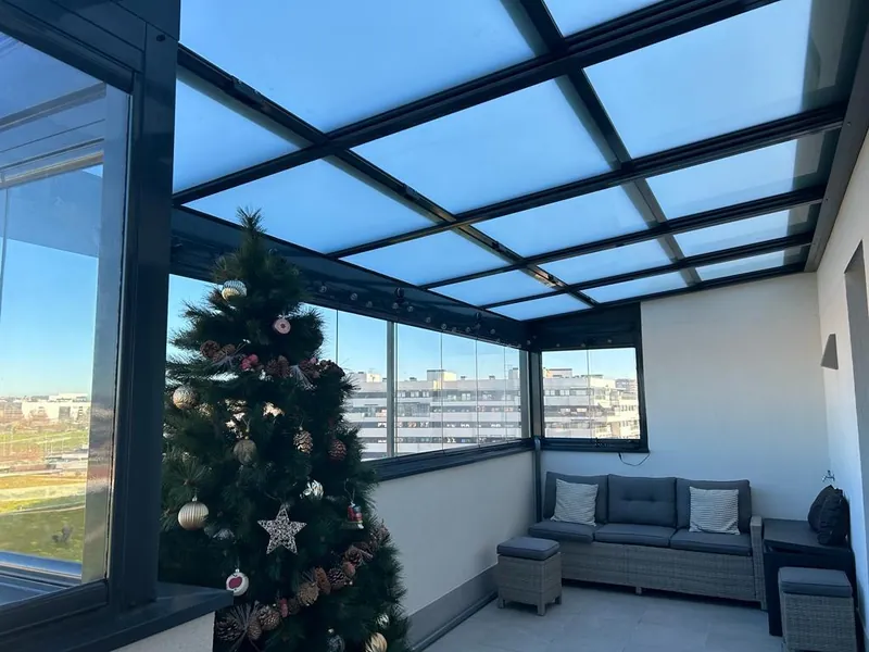 Techo de cristal mate sobre el salón exterior de un ático en Madrid