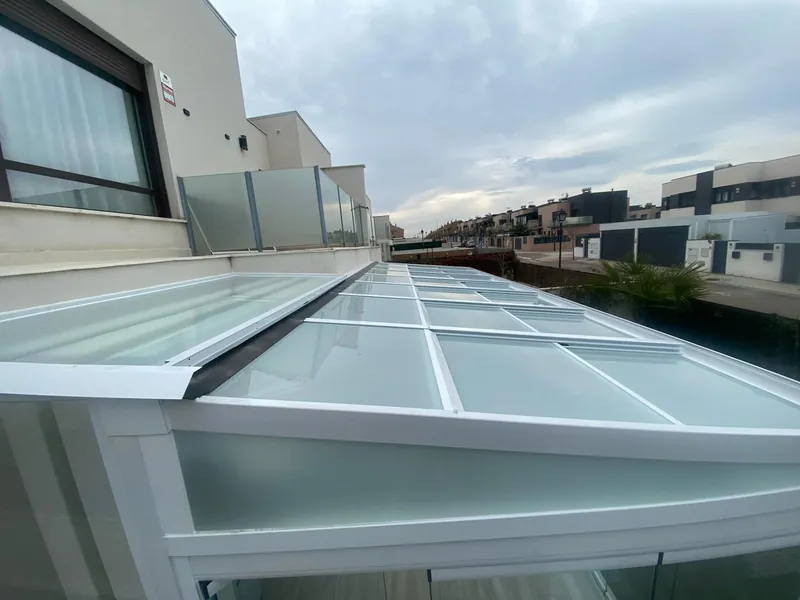 Techo de cristal móvil visto desde el exterior en un ático de Madrid
