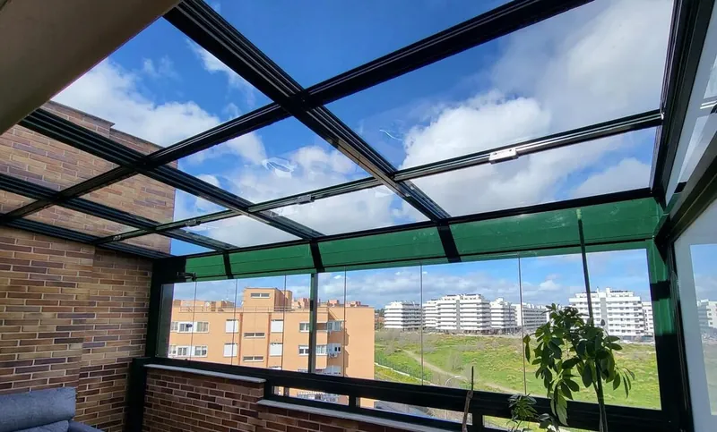 Techo de cristal móvil sobre la terraza acristalada de una vivienda en Madrid