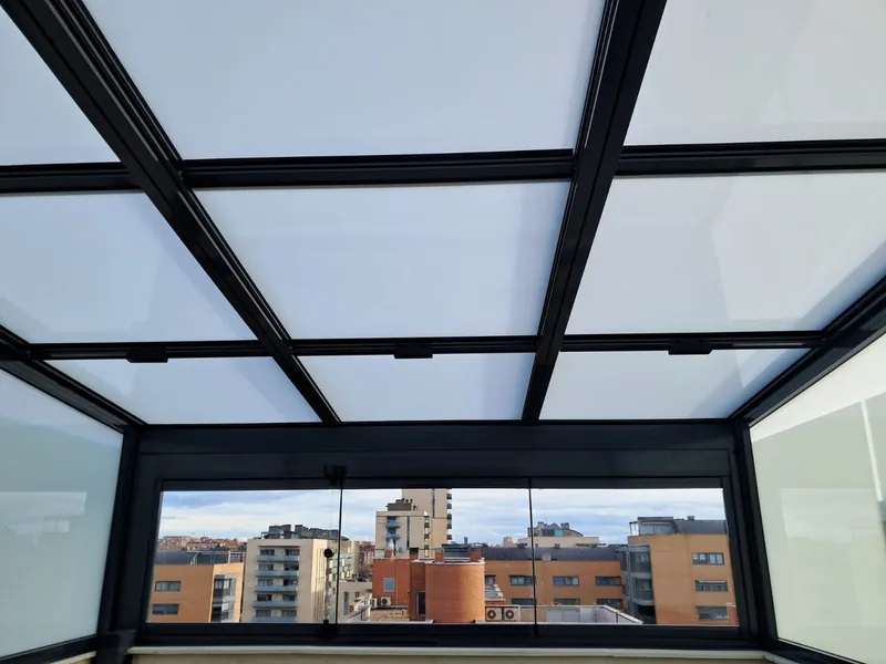 Techo de cristal sobre un salón con vistas a la ciudad en Madrid