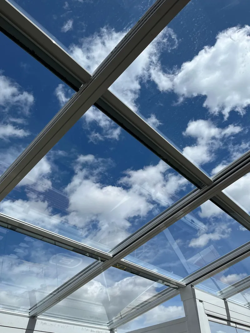 Vista del cielo a través de un techo de cristal instalado en Madrid