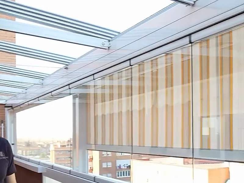 Toldo vertical bajado junto al acristalamiento de una terraza en Madrid