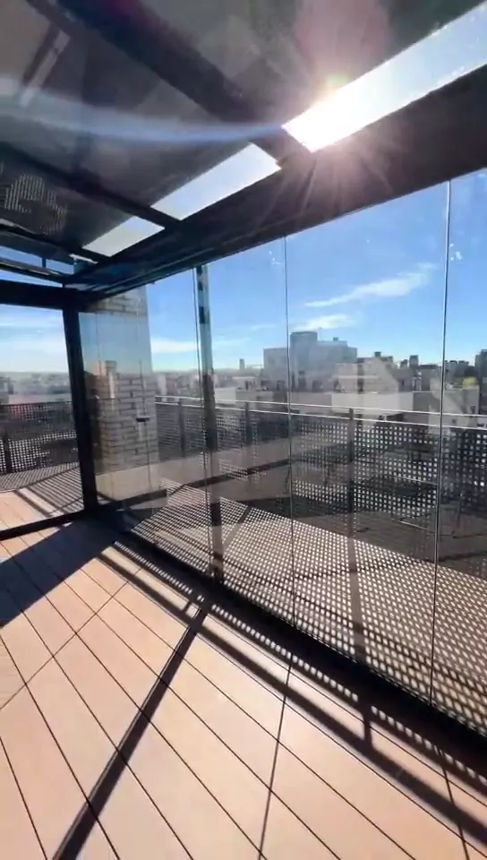 Cerrar la terraza de un ático con cortina de cristal